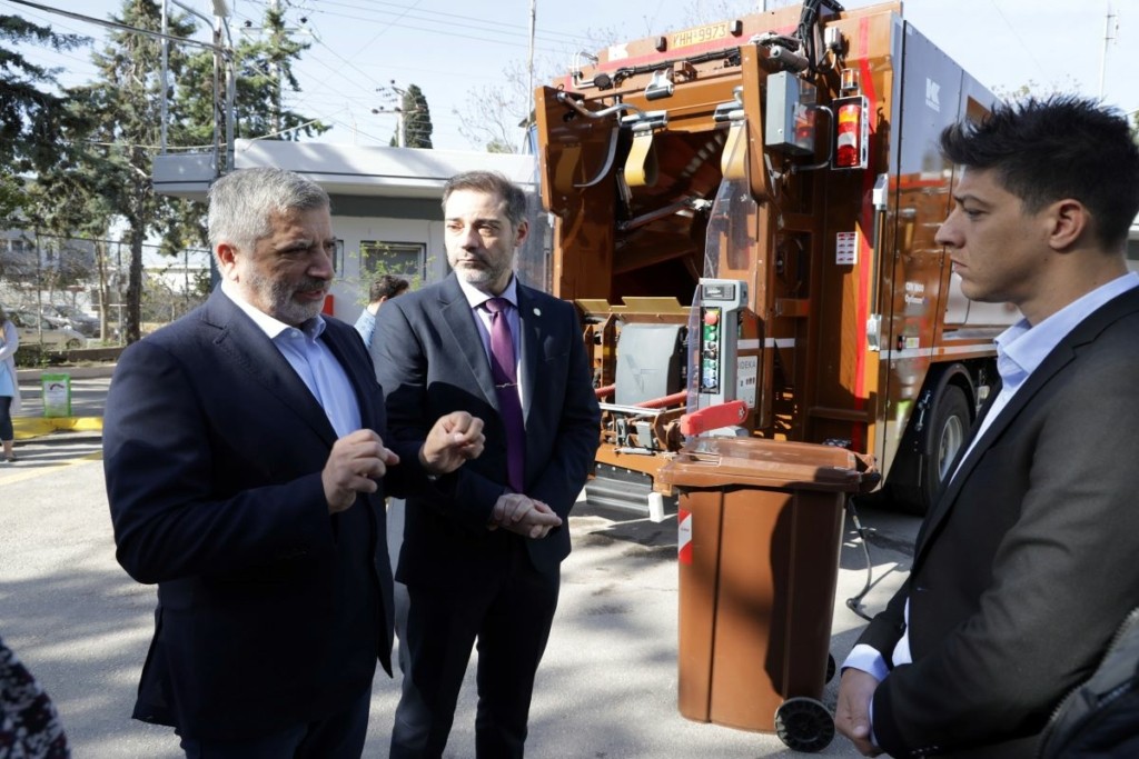 Παράδοση τριών απορριμματοφόρων συλλογής βιοαποβλήτων και καφέ κάδων ειδικής ανακύκλωσης από την Περιφέρεια Αττικής στον Δήμο Αλίμου
