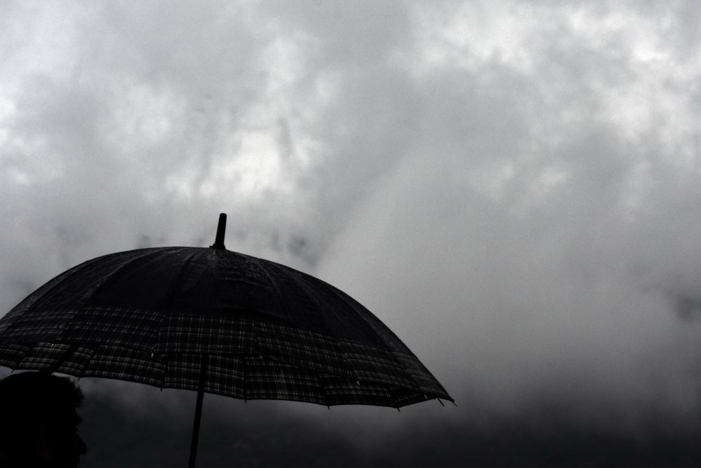 Συννεφιασμένη η Μεγάλη Τρίτη με βροχές και καταιγίδες