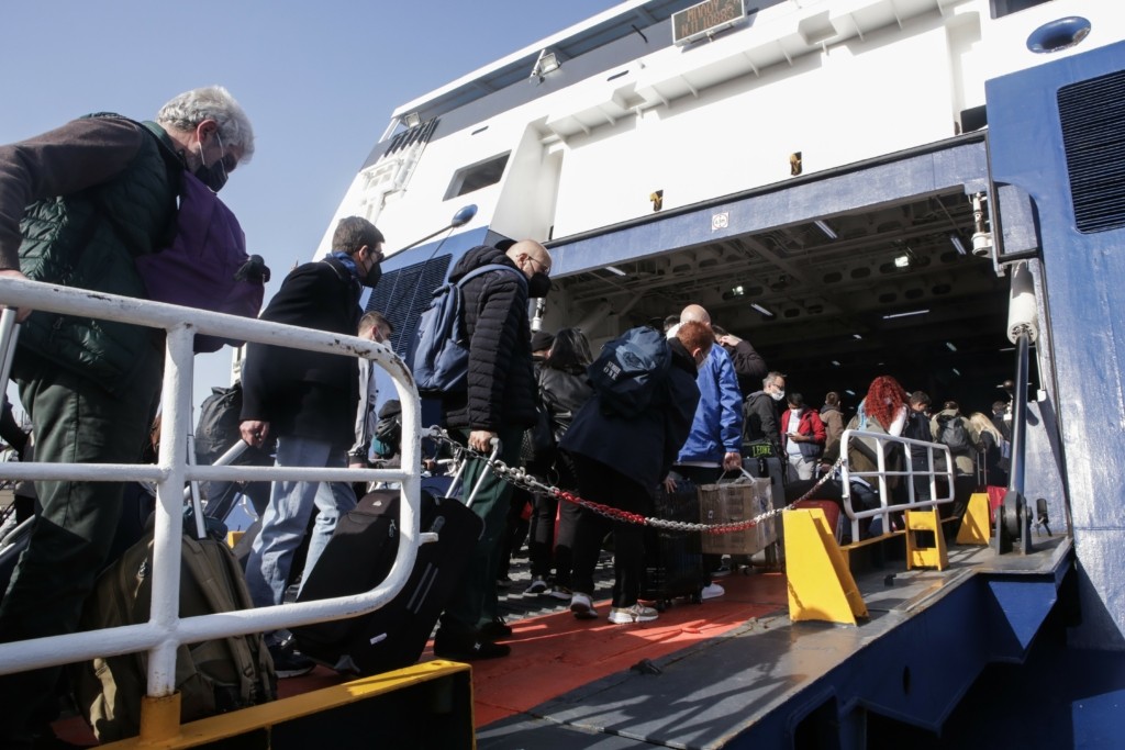 Χαμός στα λιμάνια της Αττικής – Φεύγουν άρον άρον για το τριήμερο της Πρωτομαγιάς (vid)