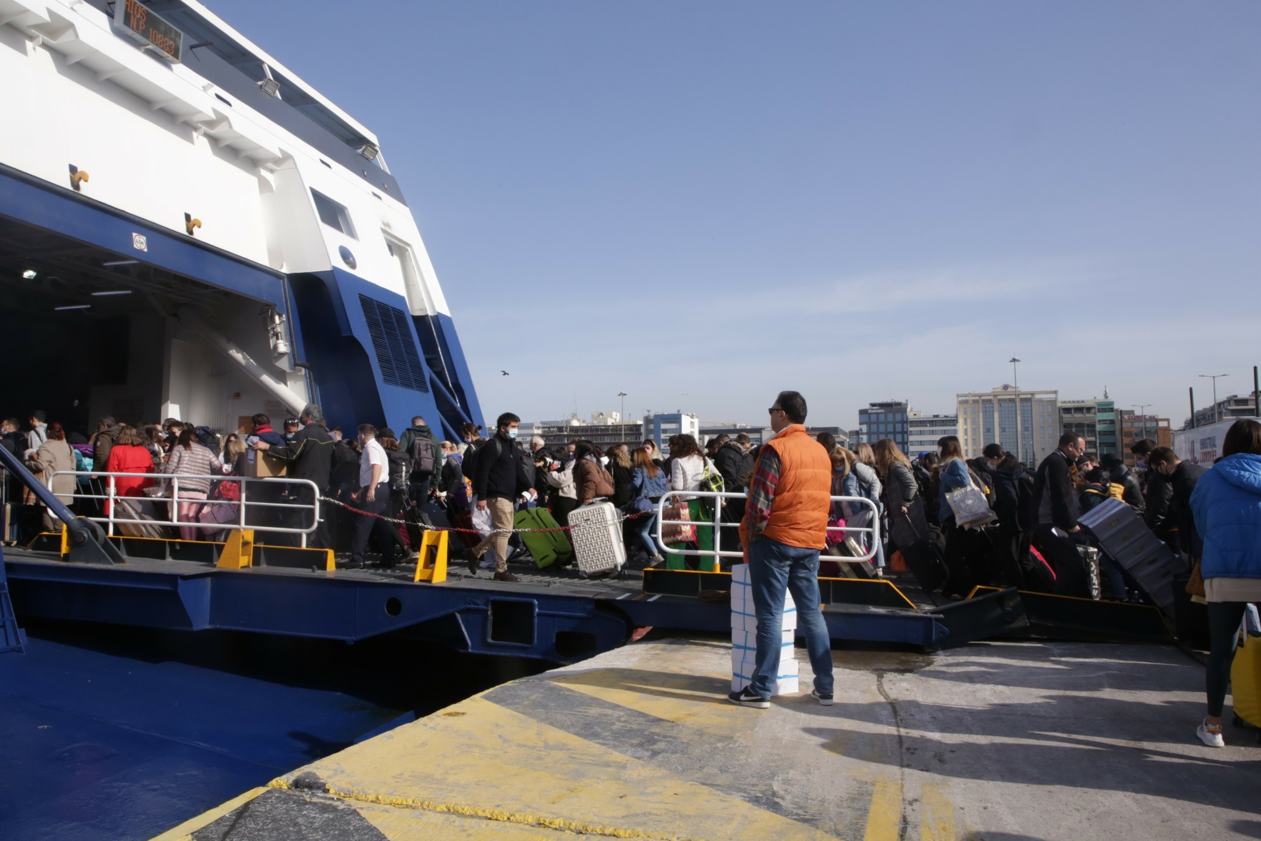 Αυξημένη κίνηση στο λιμάνι του Πειραιά για την έξοδο της Πρωτομαγιάς – Δεμένα τα πλοία την Κυριακή λόγω της απεργίας