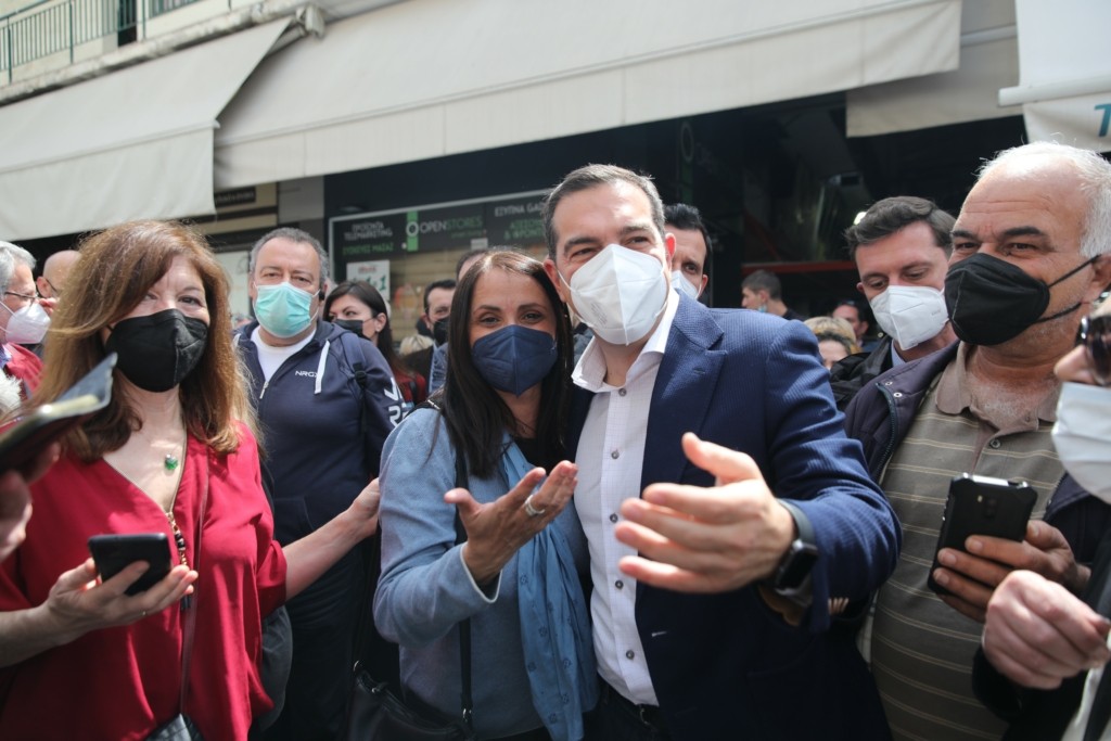 Ο Τσίπρας ζήτησε κατώτατο μισθό στα 800 ευρώ – Τα παράπονα των κατοίκων της Καλλιθέας για τη ΔΕΗ (vid)