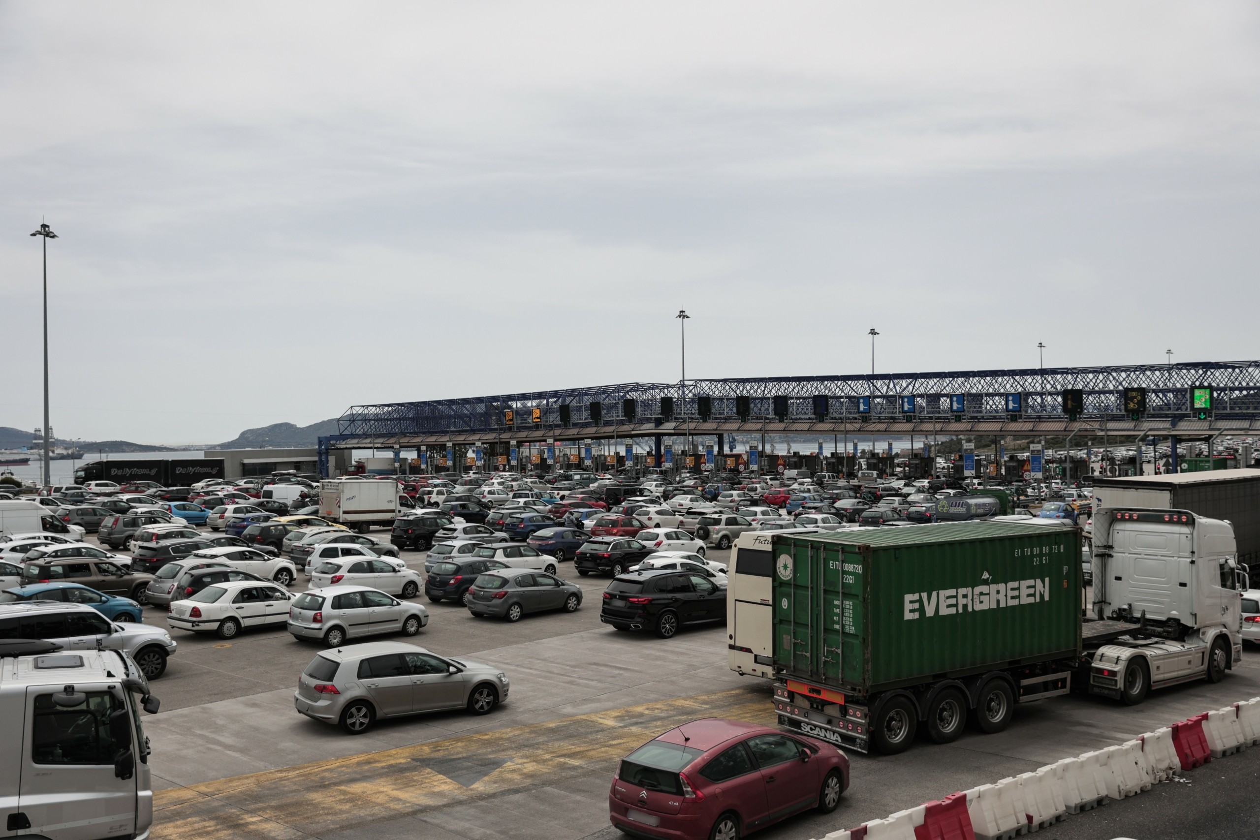 Κορυφώνεται η έξοδος των εκδρομέων – Χαμός στα διόδια Ελευσίνας (vid)