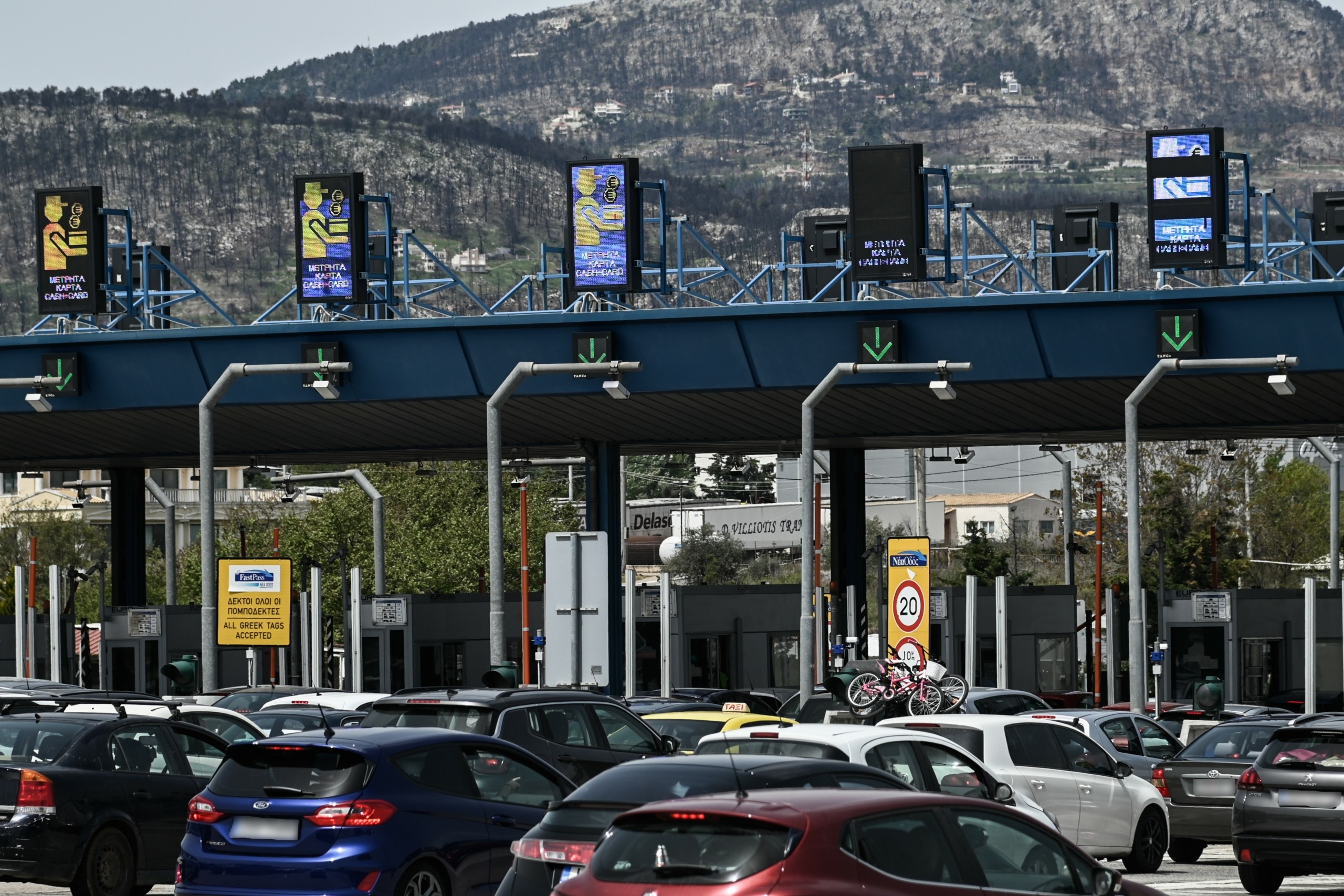 Σοβαρό τροχαίο στην Εθνική Αθηνών-Κορίνθου – Μεγάλο μποτιλιάρισμα στο ύψος της Κινέτας