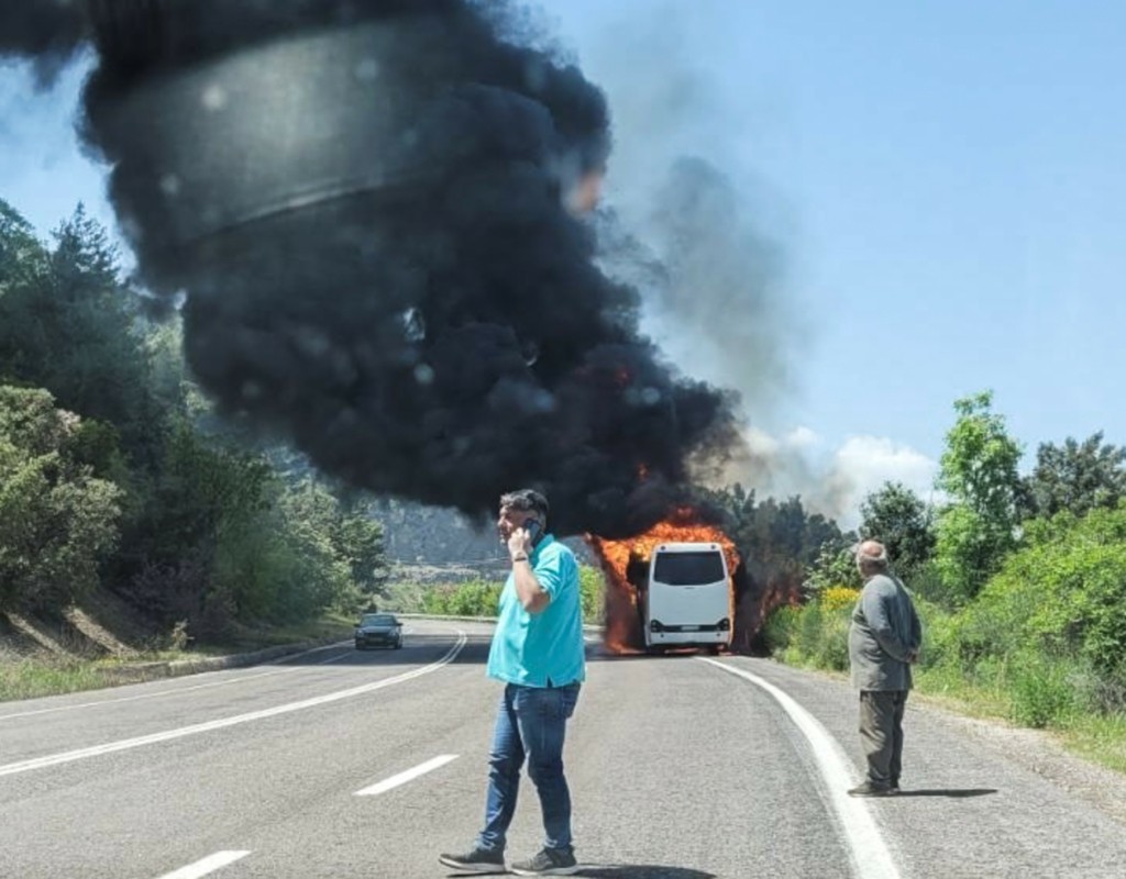 Πανικός στον Μπράλο – Λεωφορείο με 30 προσκόπους άρπαξε φωτιά εν κινήσει (vid)