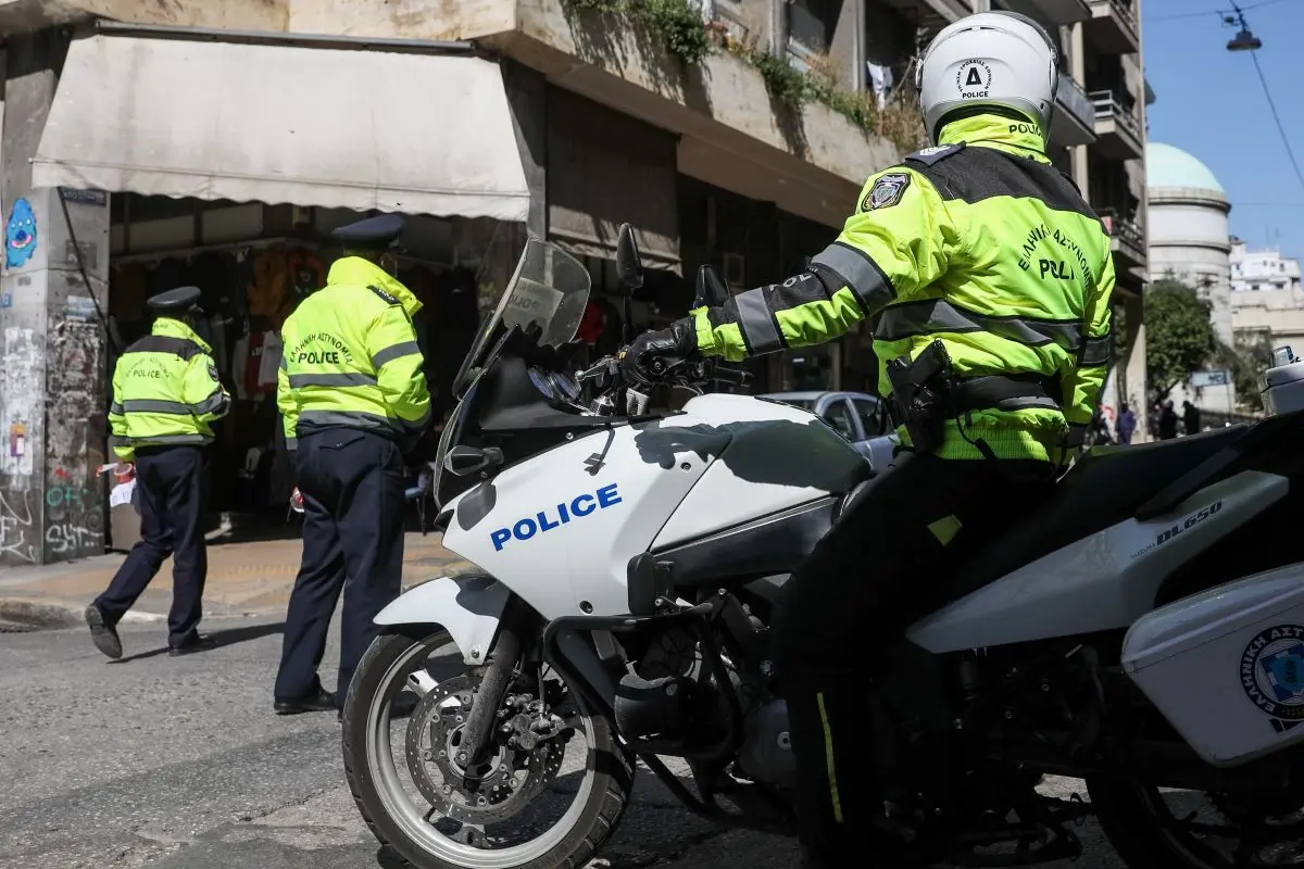 Τον σταμάτησαν για έλεγχο και προσποιούταν τον…αστυνομικό – Είχε μετατρέψει το όχημα του σε “μαϊμού” περιπολικό (pic)