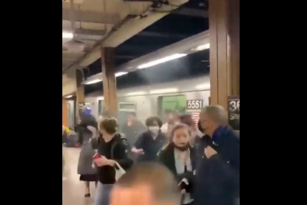 Ανθρωποκυνηγητό στο Μπρούκλιν για τον γεροδεμένο με το πράσινο γιλέκο – Η χειροβομβίδα καπνού και οι αμέτρητοι πυροβολισμοί (vids)