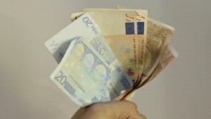 Τα πόθεν έσχες τους “έκαψαν”: Ο αντιδήμαρχος του 1 εκατ. ευρώ και η καθηγήτρια ΑΕΙ με τις 100.000 ευρώ – Δεσμεύονται οι περιουσίες τους