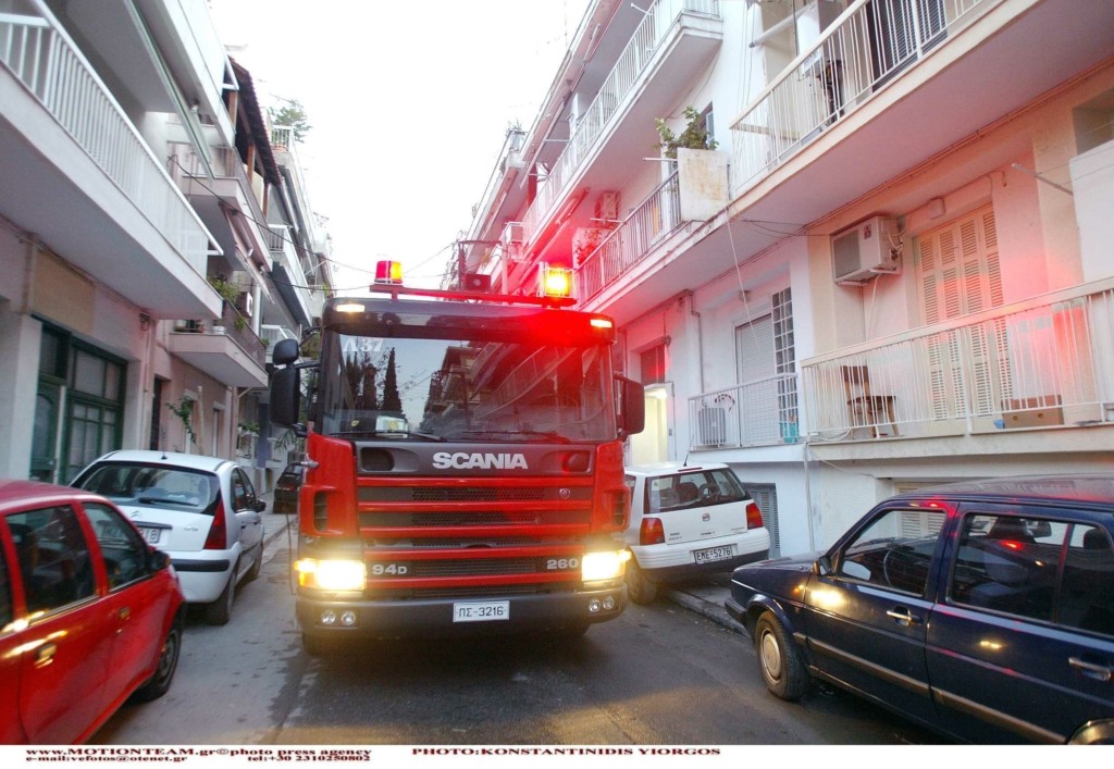 Φωτιά ΤΩΡΑ στην Τούμπα σε ψευδοροφή καταστήματος (pic)