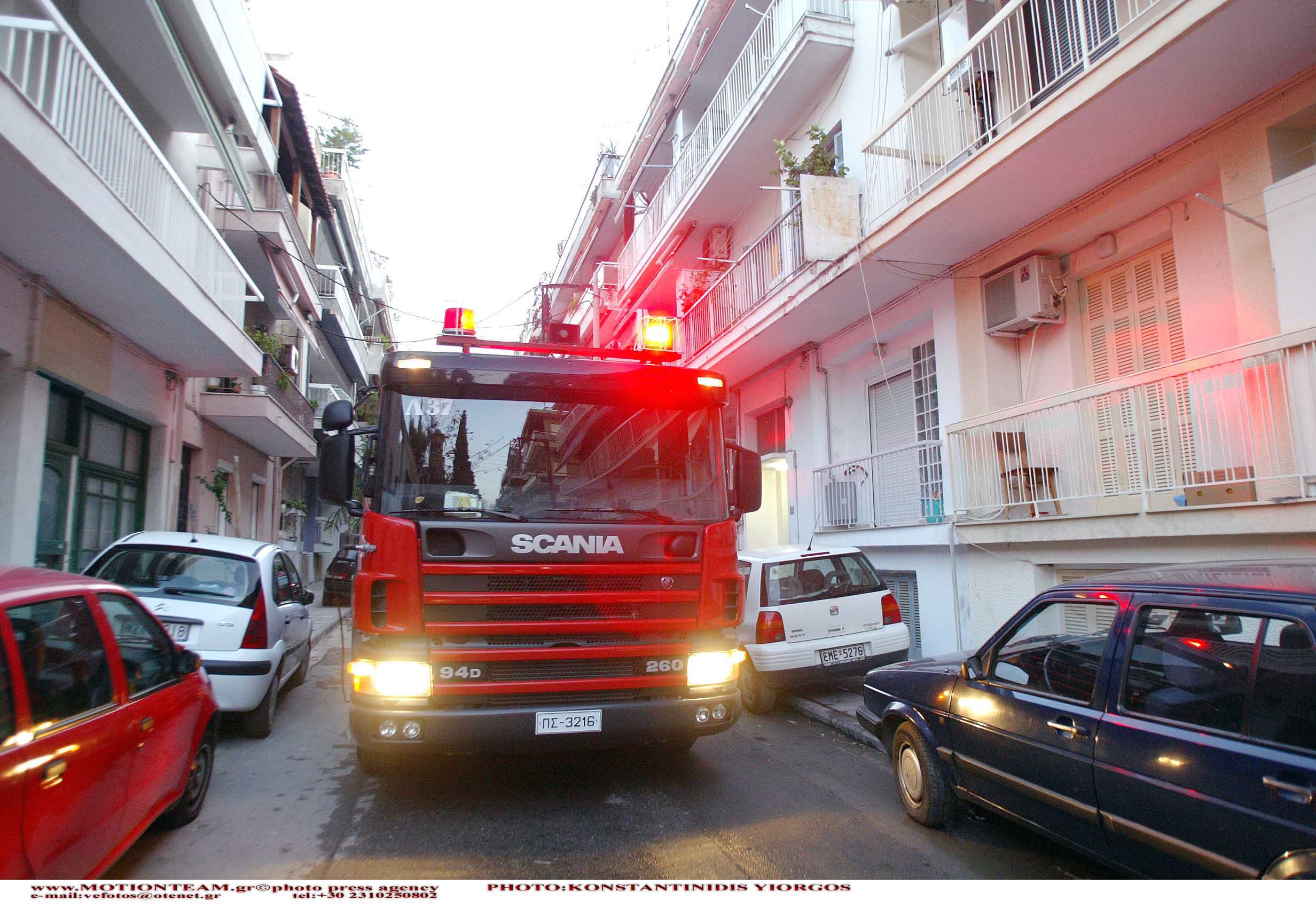 Φωτιά ΤΩΡΑ στην Τούμπα σε ψευδοροφή καταστήματος (pic)