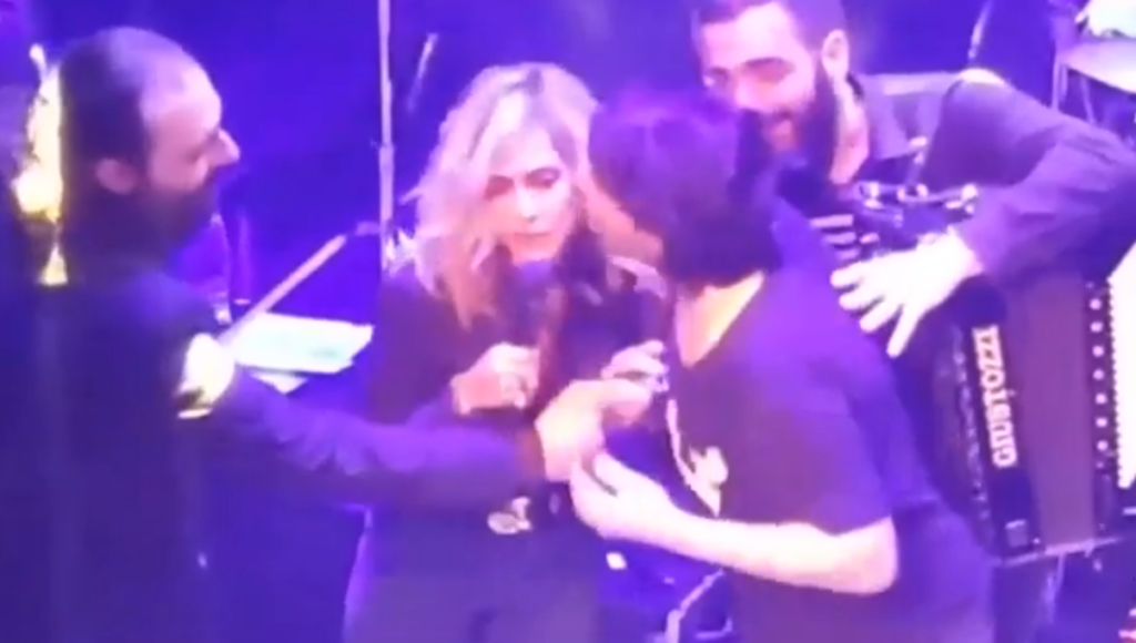 Ο Κωνσταντίνος Εμμανουήλ πριν πάει Survivor ήταν πειραχτήρι – Πώς τον κατέβασε από τη σκηνή η Άννα Βίσση