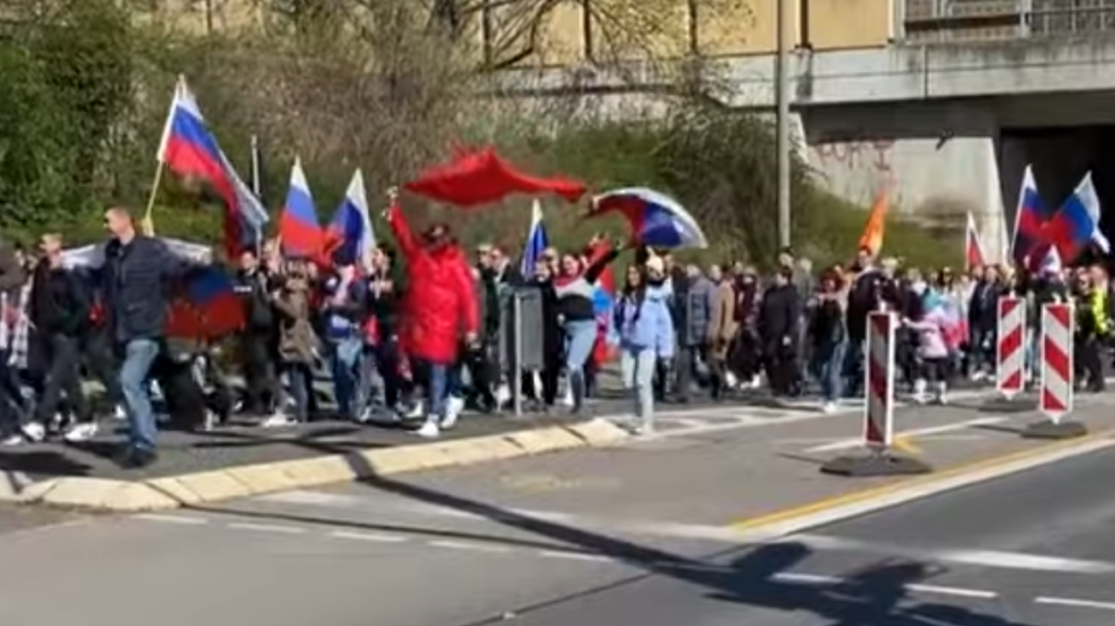 Απίστευτο κι όμως… γερμανικό! Διαδήλωση υπέρ των δικαιωμάτων των Ρώσων στο Βερολίνο (vids)