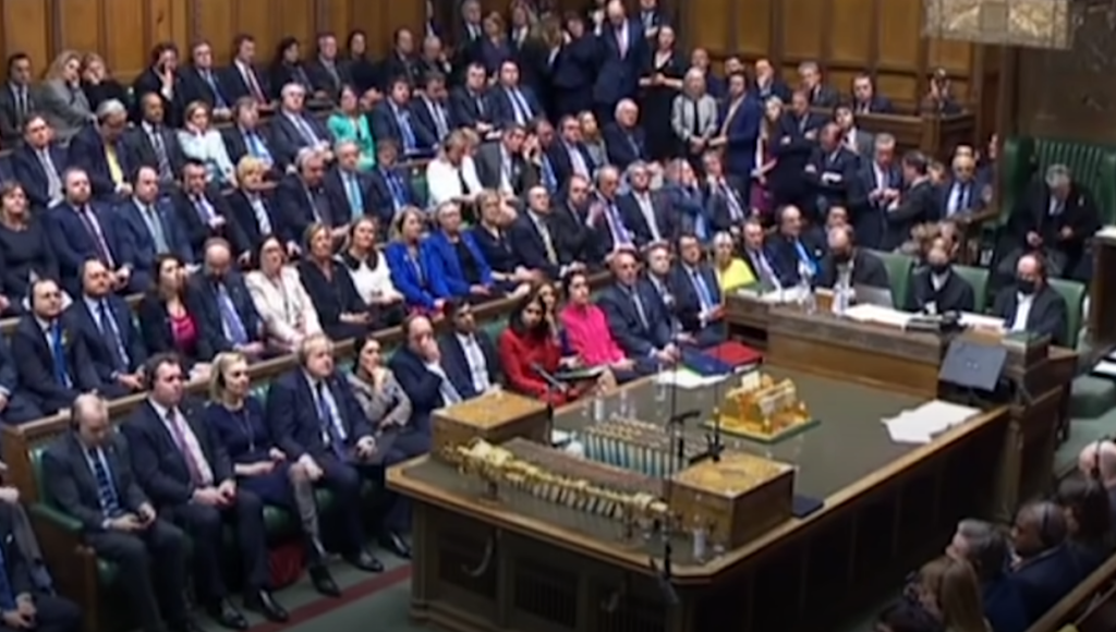 Εξοργισμένη η υπουργός Εμπορίου της Βρετανίας για τον βουλευτή που έβλεπε πορνό στο Κοινοβούλιο
