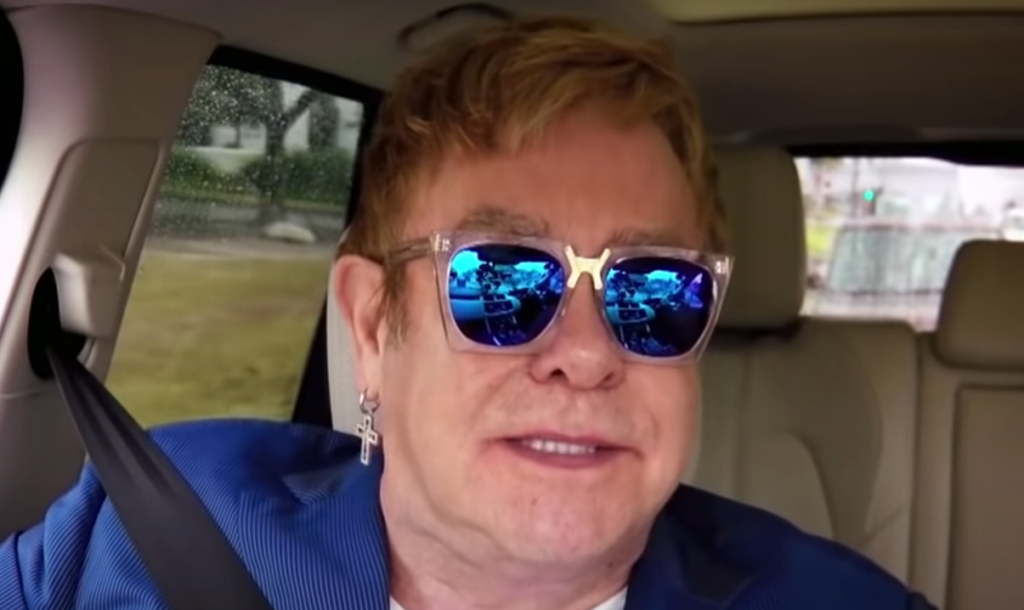 Βιντεάκι στο TikTok που δείχνει φαν του Elton John να πηγαίνει τη μαμά της στον καλλιτέχνη έχει γίνει viral!