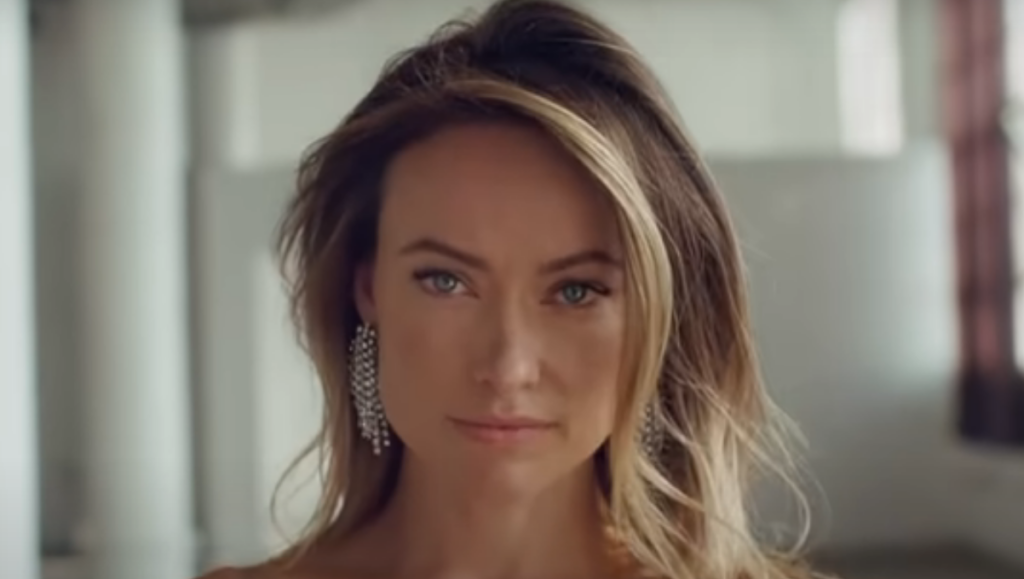 Αμήχανη στιγμή για την Olivia Wilde – Της έδωσαν δημόσια φάκελο με έγγραφα κηδεμονίας όσο παρουσίαζε τη νέα της ταινία