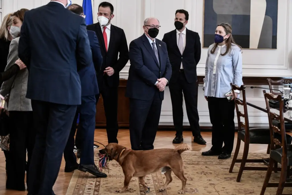 Ο σκύλος του πρωθυπουργού Πίνατ, έκλεψε για μια ακόμη φορά την παράσταση στο Μαξίμου
