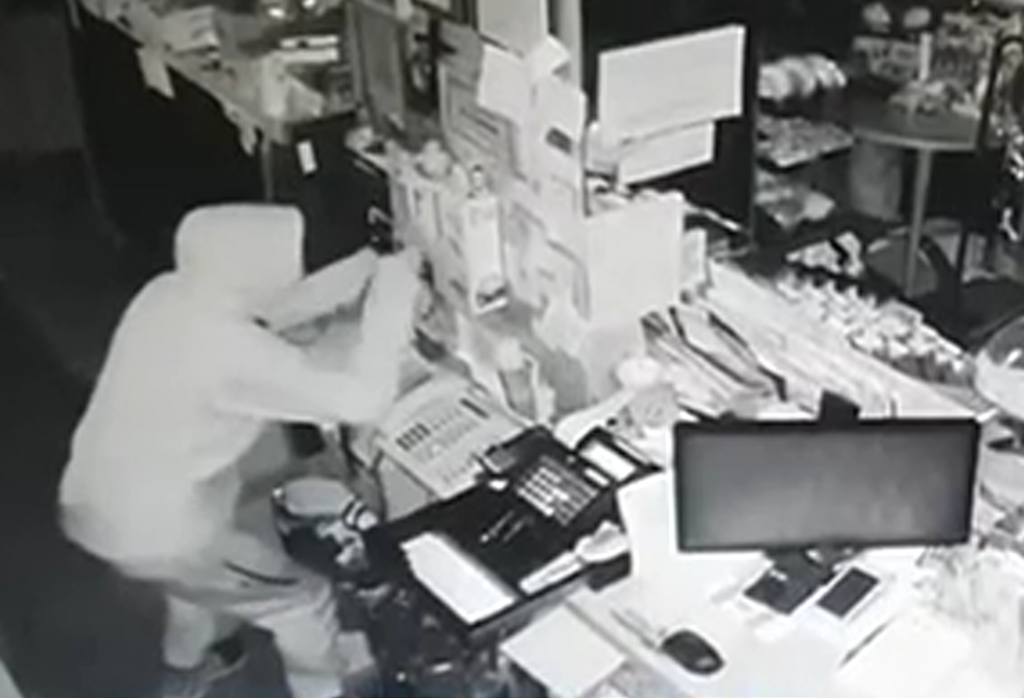 Έβλεπε live να του “σηκώνουν” το μαγαζί στη Θεσσαλονίκη από το… Παρίσι! (vid)