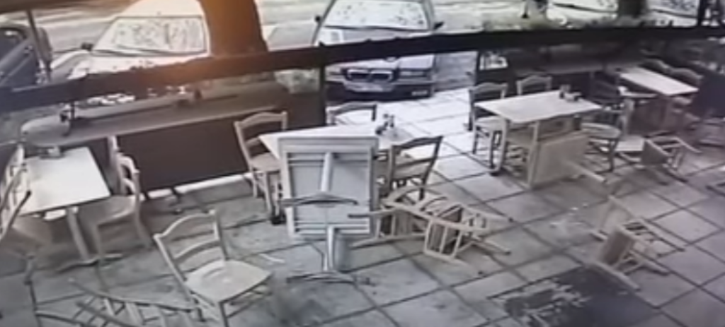 Τους ζήτησαν τα πιστοποιητικά και τα έκαναν λαμπόγυαλο – Χαμός σε πατσατζίδικο της Θεσσαλονίκης (vid)
