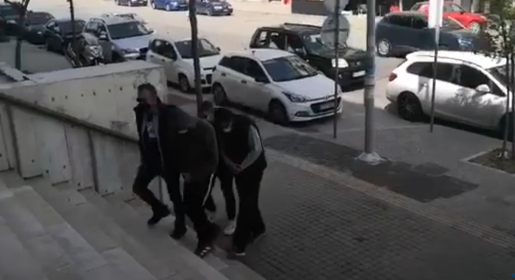 Στον εισαγγελέα ο 15χρονος που πυροβόλησε και σκότωσε τον φίλο του στον Εύοσμο (vid)