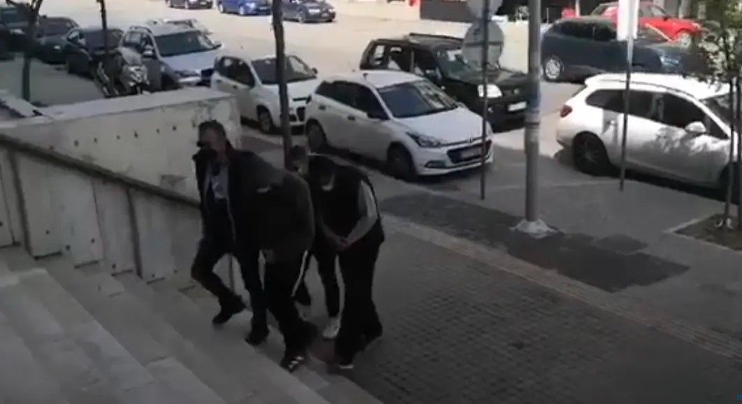 Στον εισαγγελέα ο 15χρονος που πυροβόλησε και σκότωσε τον φίλο του στον Εύοσμο (vid)
