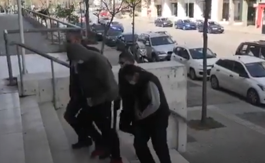 Πέθανε ακαριαία ο 15χρονος που πυροβολήθηκε στον Εύοσμο – Τι “είδε” ο ιατροδικαστής – Ελεύθεροι πατέρας και γιος