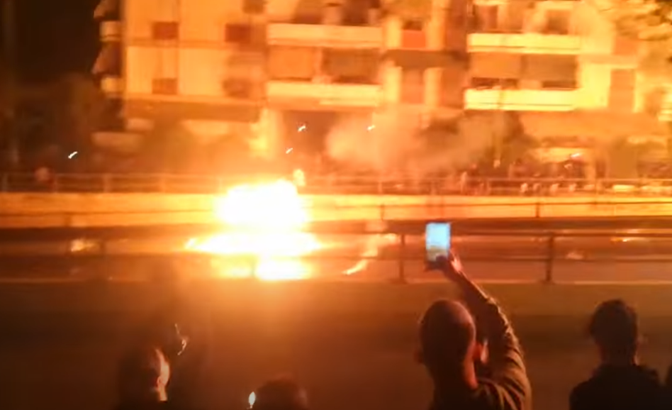 Πήρε “φωτιά” ο Νέος Κόσμος μετά το “Χριστός Ανέστη” – “Βροχή” από μολότοφ και βεγγαλικά (vids)