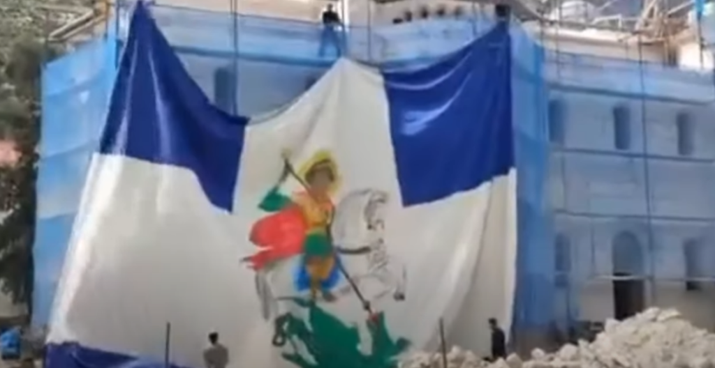 Η γιγαντιαία σημαία με τον Άγιο Γεώργιο που “σκέπασε” το Καστελόριζο (vid)