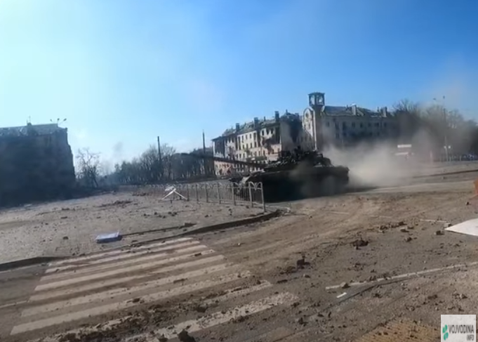 Εξοργιστικό! Ρώσοι κάνουν μπαντιλίκια με τανκ μέσα στα ερείπια της Μαριούπολης