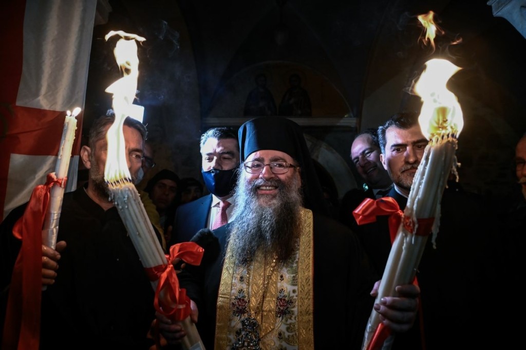Η πορεία του Αγίου Φωτός από τα Ιεροσόλυμα μέχρι το Μετόχι του Παναγίου Τάφου – Πώς θα φτάσει σε όλη την Ελλάδα (pics&vids)