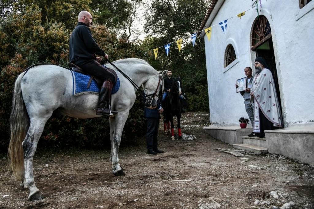 Με λαμπρότητα αναβίωσε το έθιμο των καβαλάρηδων για τον Άγιο Γεώργιο (pics&vid)