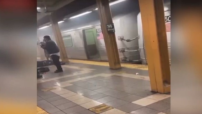 Έναν 62χρονο αναζητούν οι Αρχές για τους πυροβολισμούς στο Μπρούκλιν – Το βαν και τα βίντεο στο YouTube (vids)