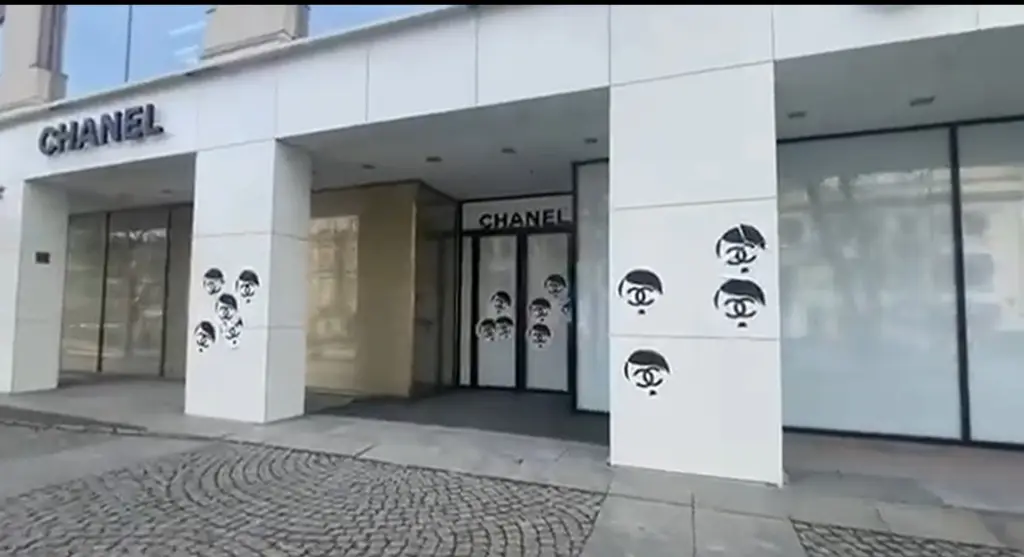 Βανδάλισαν κατάστημα της Chanel στη Ρωσία – Κόλλησαν αυτοκόλλητα του Χίτλερ (pics&vid)