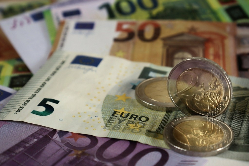 Το παρασκήνιο της αύξησης του κατώτατου μισθού – Οι επόμενες κινήσεις της κυβέρνησης για την ακρίβεια