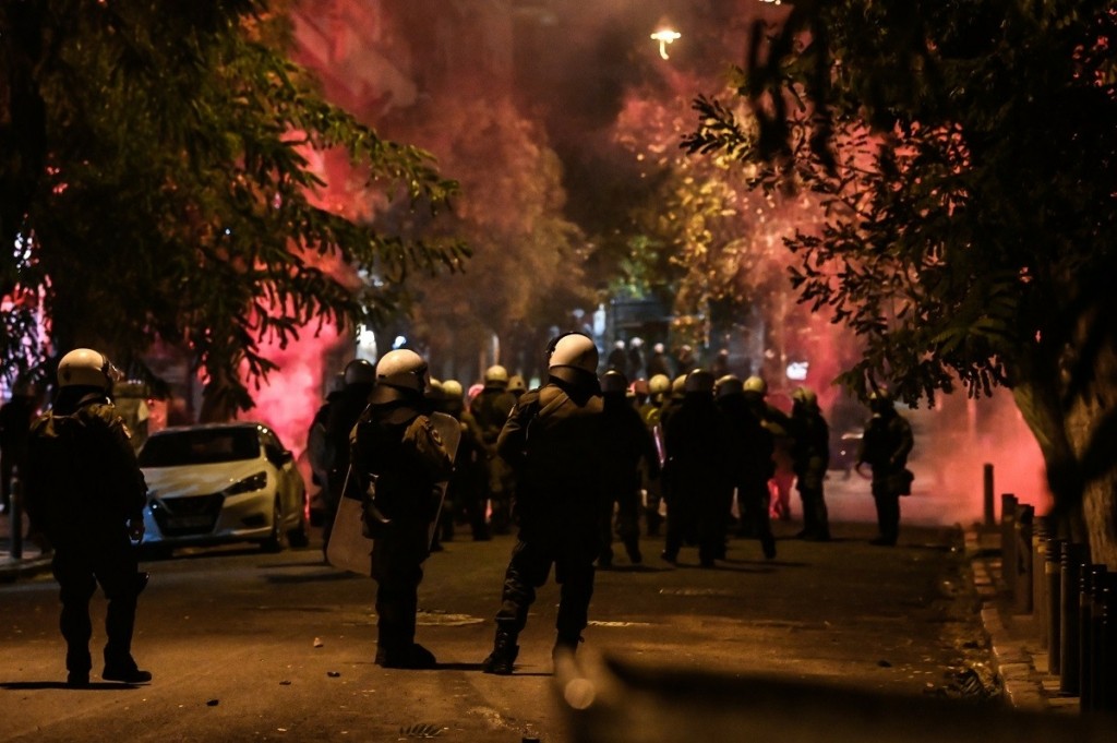 Εξάρχεια: Πάνω από 100 αντιεξουσιαστές επιτέθηκαν κατά αστυνομικών με μολότοφ