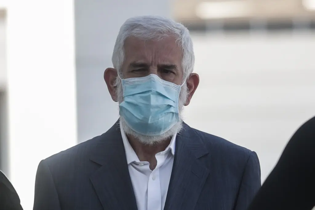 Με βαριά συμπτώματα κορονοϊού ο Πέτρος Φιλιππίδης – Ανησυχία για την υγεία του