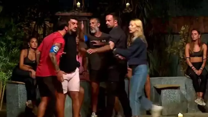 “Κόλαση” στο Συμβούλιο του Survivor με τσαμπουκάδες και βρισιές – Άρης και Τάκης κόντεψαν να πιαστούν στα χέρια