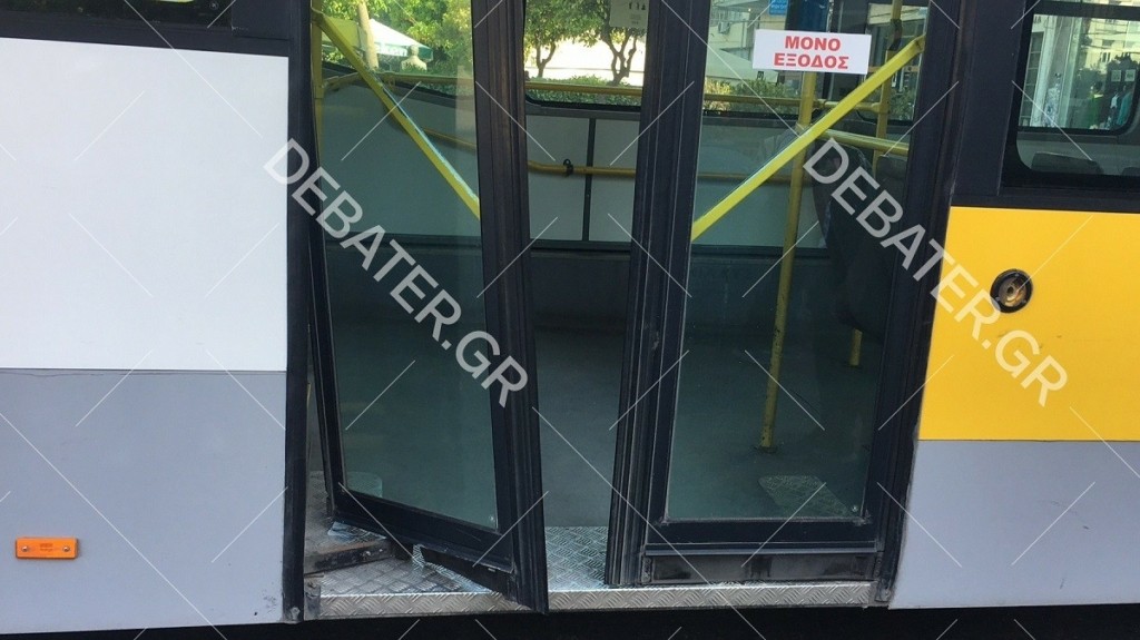 Απίστευτο κι όμως… ελληνικό! Μπλόκαρε πόρτα σε λεωφορείο και ο οδηγός κατέβασε όλους τους επιβάτες (vid)