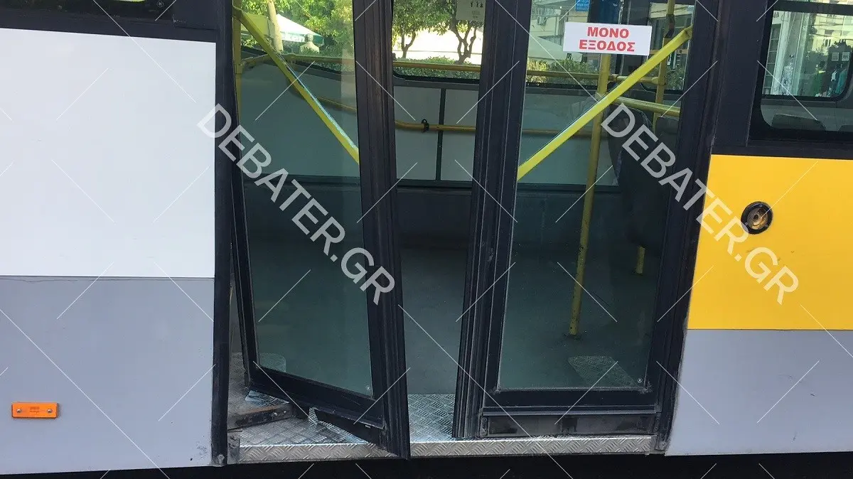 Απίστευτο κι όμως… ελληνικό! Μπλόκαρε πόρτα σε λεωφορείο και ο οδηγός κατέβασε όλους τους επιβάτες (vid)