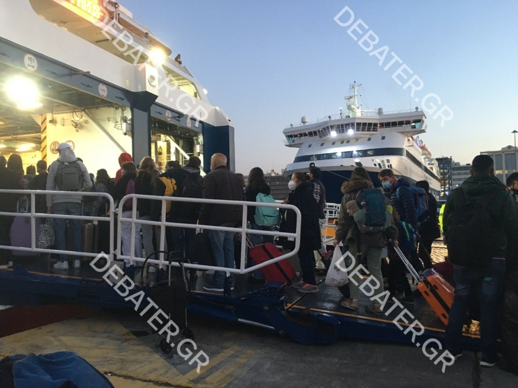 Όπου φύγει φύγει οι Αθηναίοι για Πάσχα στα νησιά – Γεμάτα φεύγουν τα πλοία (pics&vid)