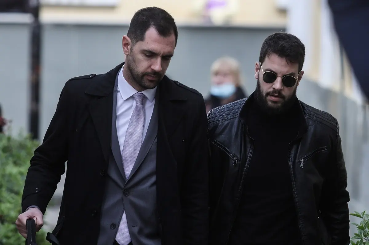 Στην ανακρίτρια για να καταθέσει ο Μάνος Δασκαλάκης – Τον αποδοκίμασαν στην  Ευελπίδων (vid)