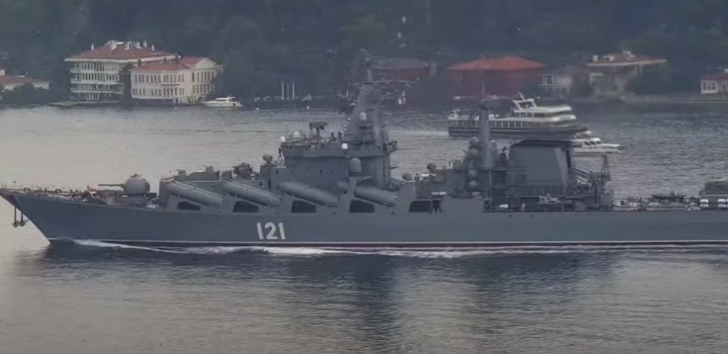 “Μυστήριο” με τη ναυαρχίδα του ρωσικού στόλου στη Μαύρη Θάλασσα – Υπέστη σοβαρές ζημιές (pics)