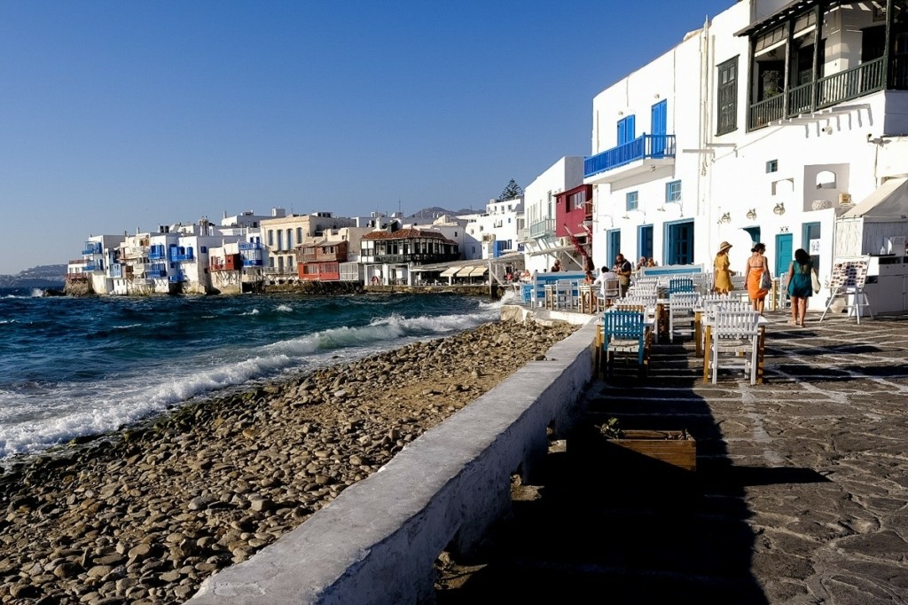 Άνω κάτω η Μύκονος: «Ξεμάλλιασμα» σε τατουατζίδικο