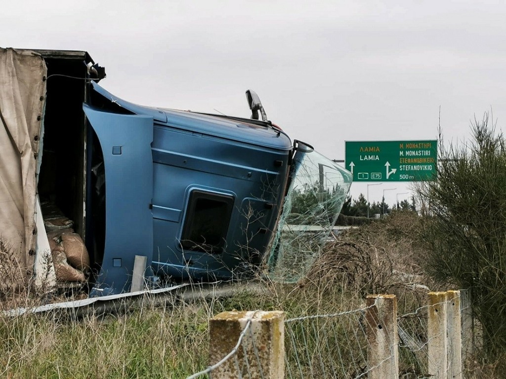 Θανατηφόρο τροχαίο έξω από τη Λάρισα – Νταλίκα βγήκε εκτός πορείας