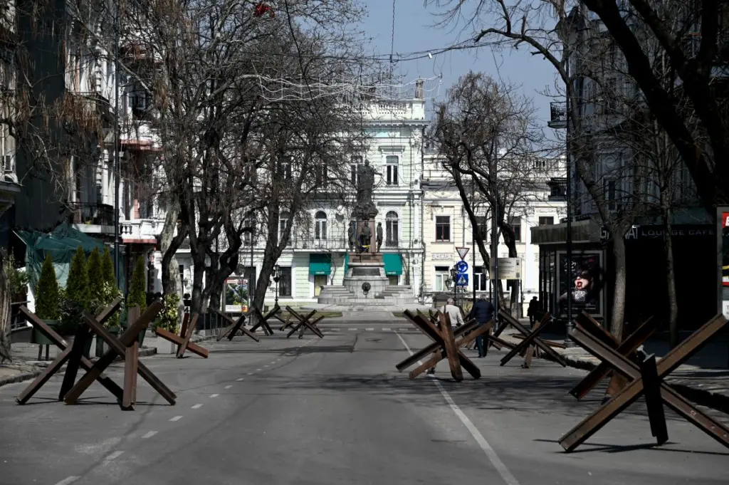 Τρεις πύραυλοι έπληξαν κατοικημένη περιοχή στην Οδησσό – Πληροφορίες για θύματα (vid)