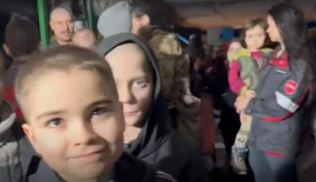 Κραυγή αγωνίας από τα παιδιά που έχουν εγκλωβιστεί στο Αζοφστάλ – “Θέλουμε να δούμε το φως του ήλιου” (vid)