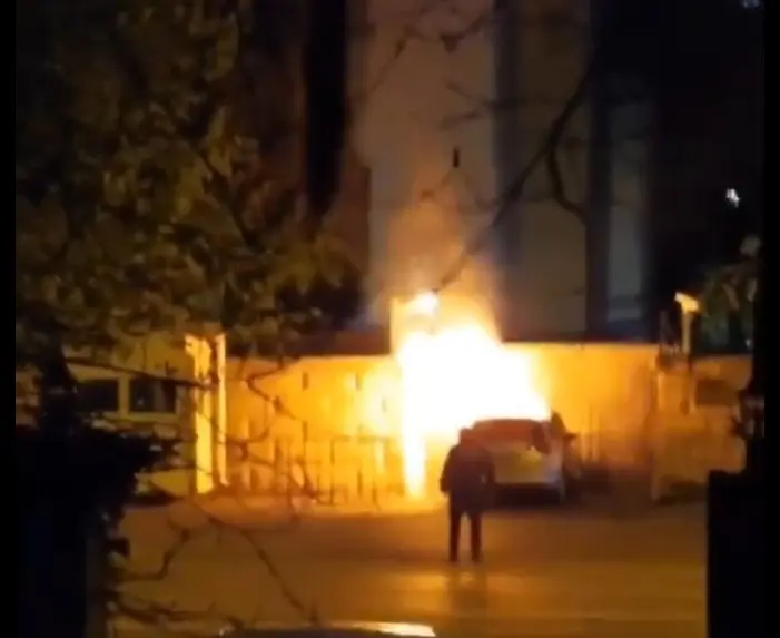 Αυτοκίνητο έπεσε στην πύλη της ρωσικής πρεσβείας στη Ρουμανία – Νεκρός ο οδηγός