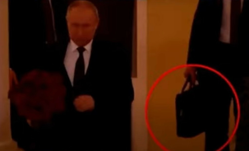 Παγκόσμιος συναγερμός – Ο Πούτιν είχε μαζί του τον “χαρτοφύλακα με τα πυρηνικά” στην κηδεία του Ζιρινόφσκι (vid)