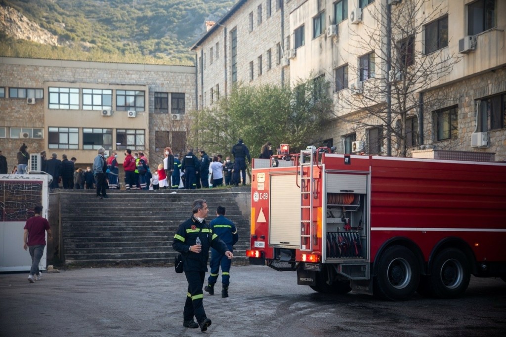 Ένας νεκρός, ένας διασωληνωμένος και τέσσερις εγκαυματίες από τη μεγάλη φωτιά στο Παπανικολάου