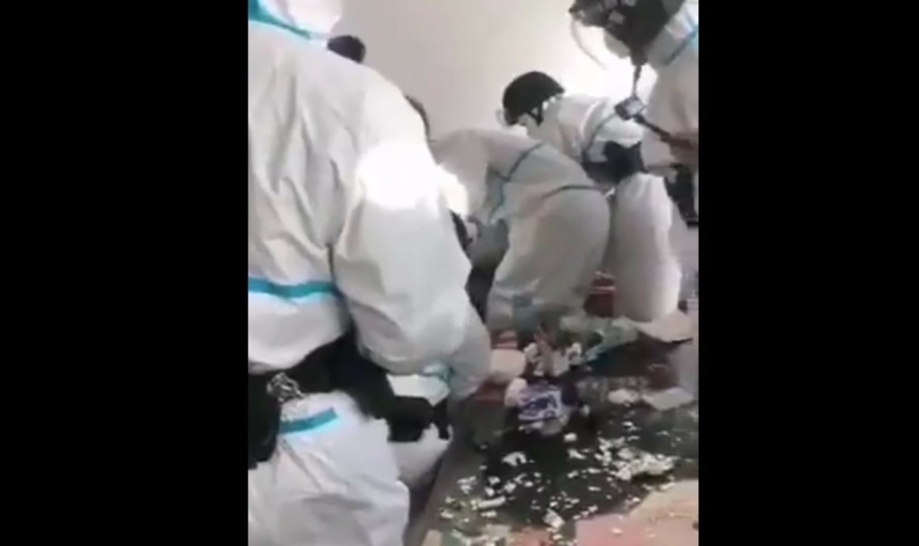 Εικόνες φρίκης στη Σανγκάη – Αρπάζουν πολίτες μέσα από τα σπίτια τους και τους πάνε σε στρατόπεδα καραντίνας (vids)