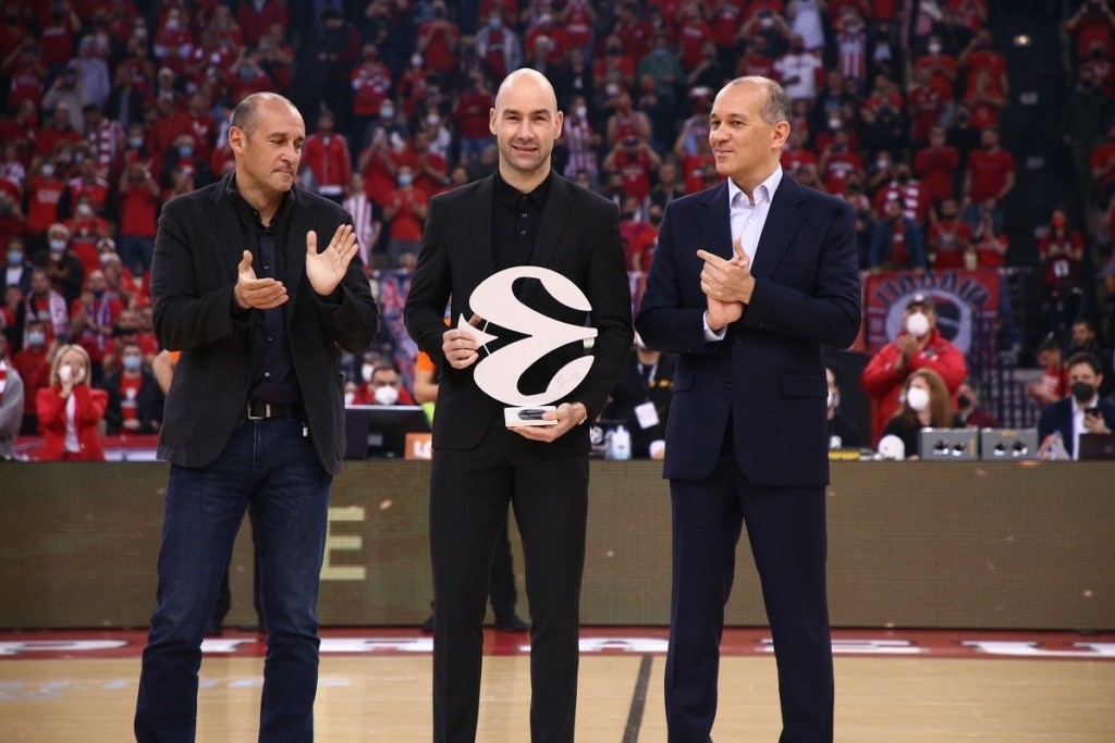 Euroleague Legend κι επίσημα ο Βασίλης Σπανούλης – Σείστηκε το ΣΕΦ (pics&vids)