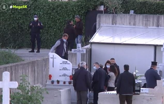 Άνοιξε ο τάφος της Τζωρτζίνας για την ανάσυρση του τάμπλετ – Τρισάγιο στη μνήμη των τριών κοριτσιών (vid)